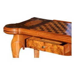 Une table de jeux en noyer à plateau en marqueterie \"Décor damier\", pieds galbés. Berne.